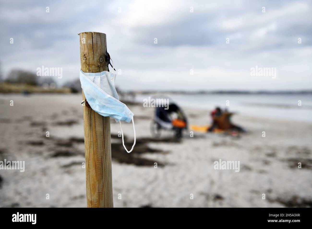 Schutzmaske an einem Holzpfeiler am Strand von Scharbeutz, Schleswig-Holstein, Deutschland, Europa Stock Photo