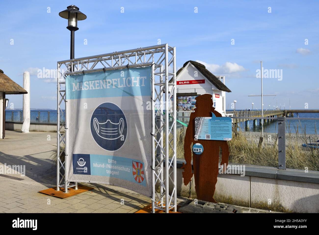 Schild in Haffkrug weist auf Maskenpflicht hin, Scharbeutz, Schleswig-Holstein, Deutschland, Europa Stock Photo