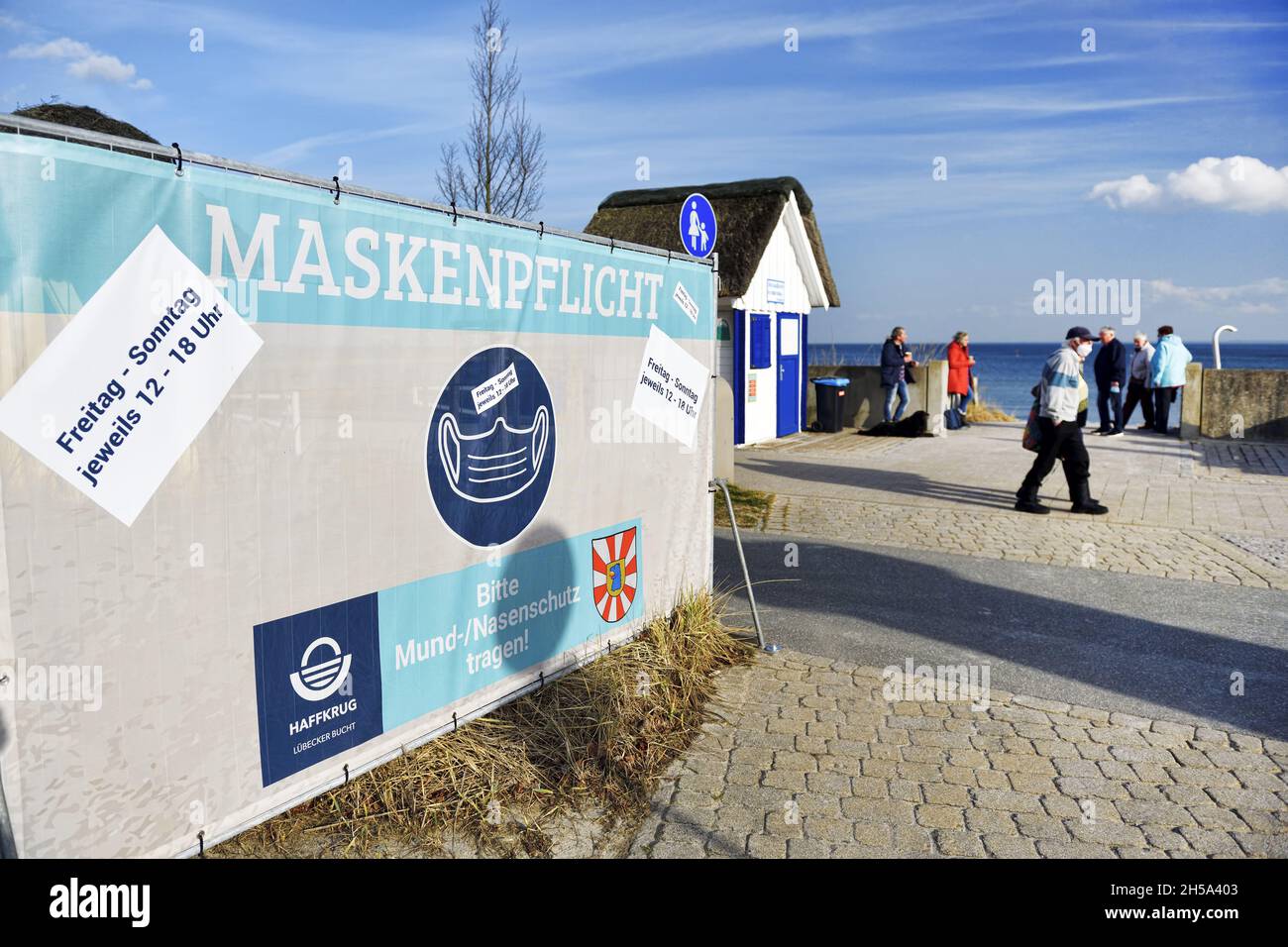 Maskenpflicht-Schild an der Strandpromenade in Haffkrug, Scharbeutz, Schleswig-Holstein, Deutschland, Europa Stock Photo