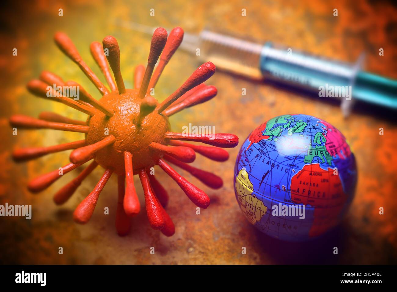 Coronavirus-Modell, Erdkugel und Impfspritze, Symbolfoto Corona-Impfung Stock Photo