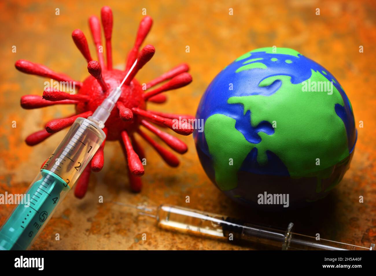 Coronavirus-Modell, Erdkugel und Impfspritzen, Symbolfoto Corona-Impfung Stock Photo