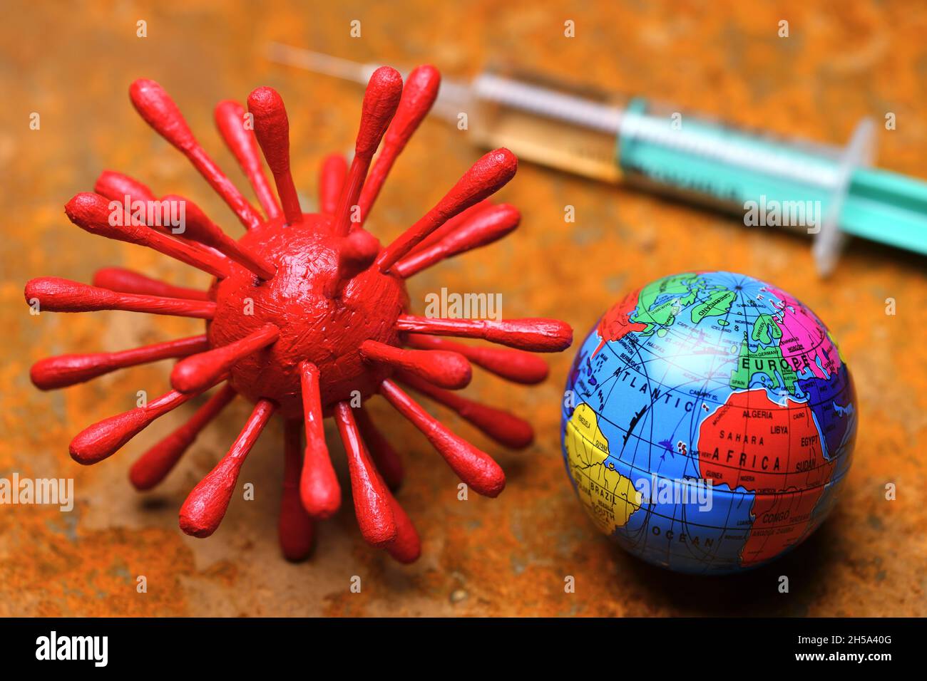 Coronavirus-Modell, Erdkugel und Impfspritze, Symbolfoto Corona-Impfung Stock Photo