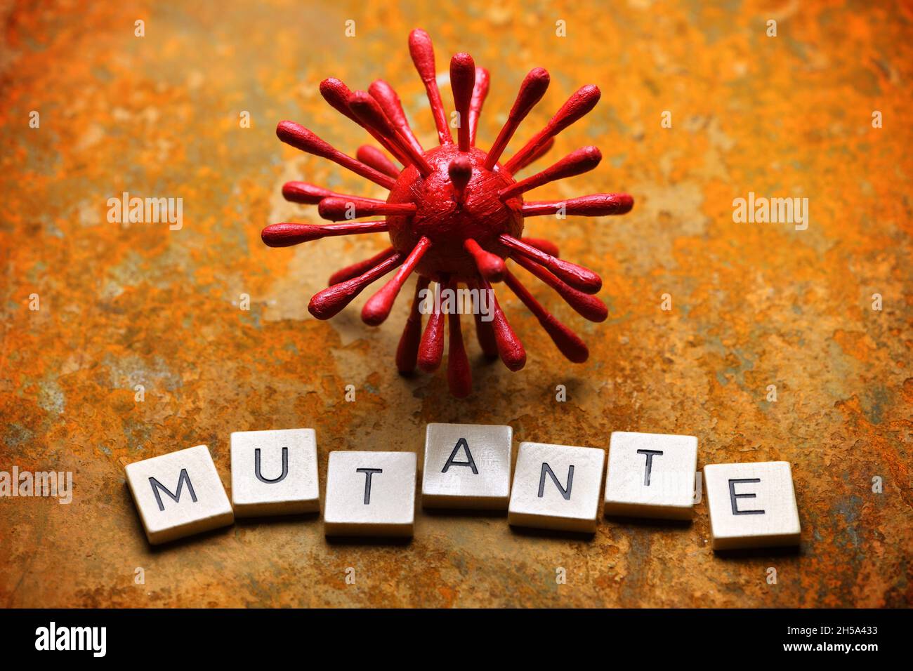 Coronavirus-Modell und Schriftzug Mutante, Symbolfoto Virus-Mutation Stock Photo