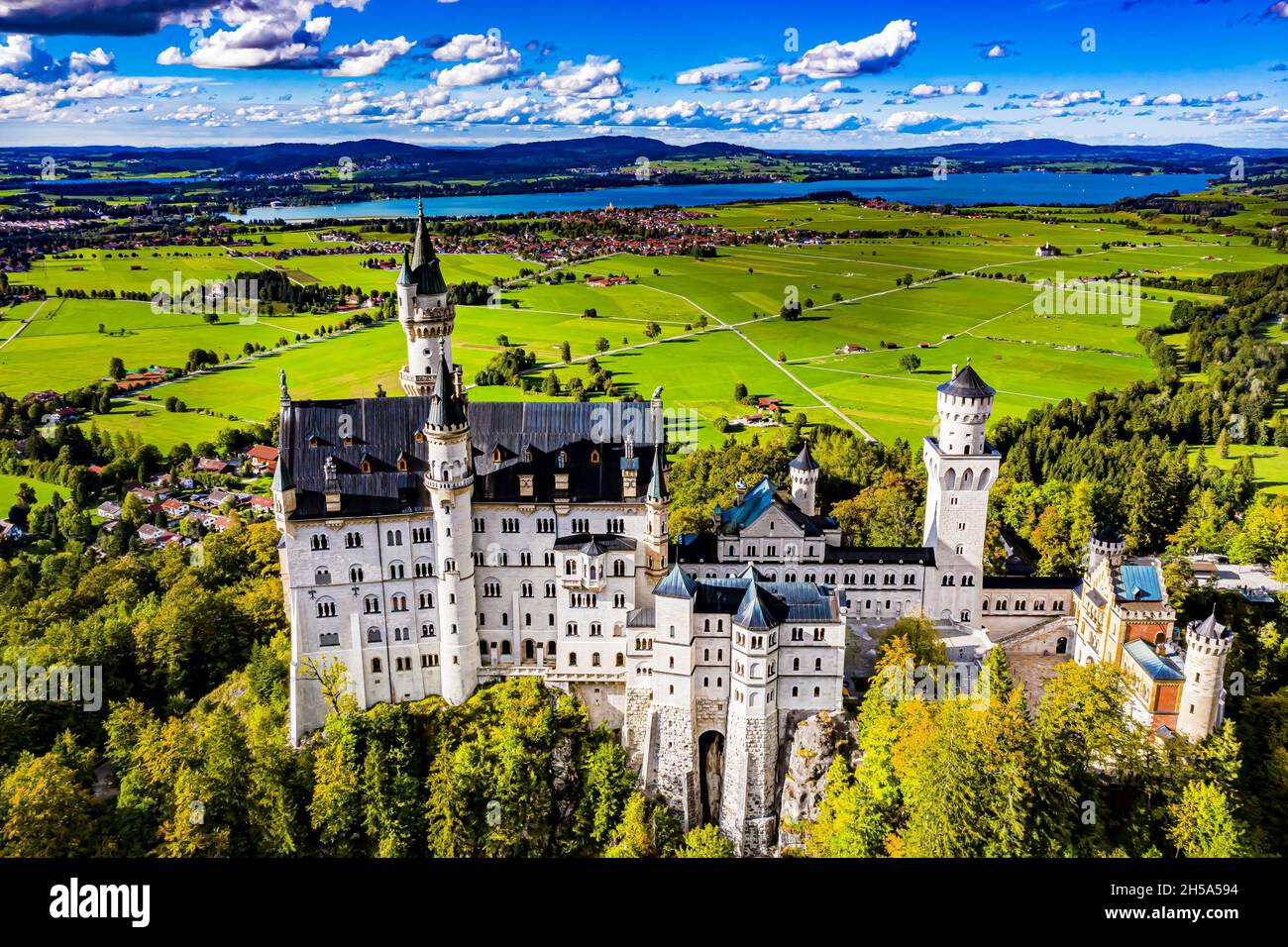 Schloss Neuschwanstein aus der Luft | Aerial Photos of Castle Neuschwanstein Stock Photo