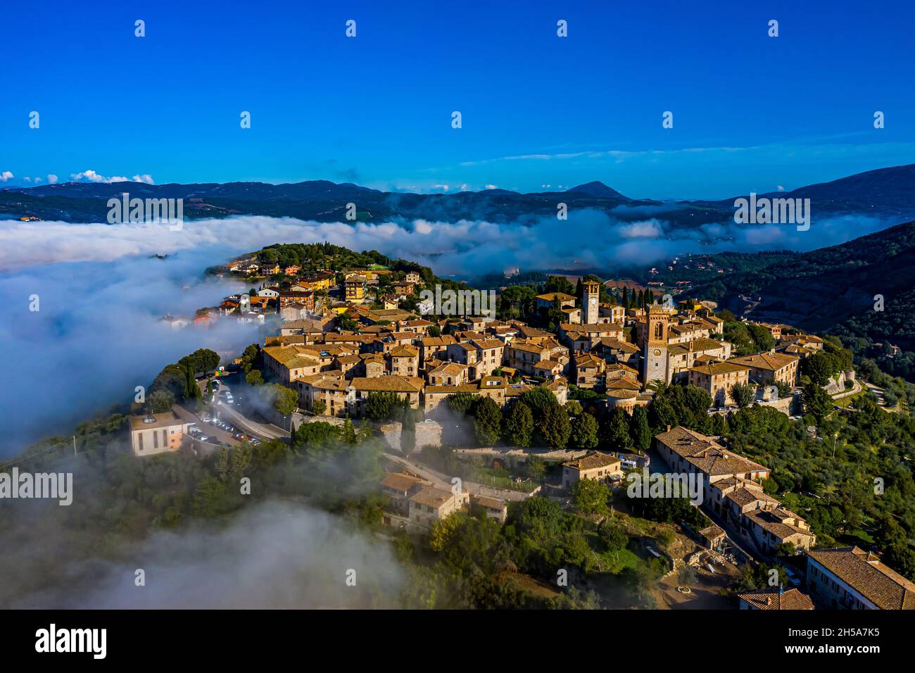 Italy from above | Schöne Landschaften aus Italien aus der Luft gefilmt Stock Photo