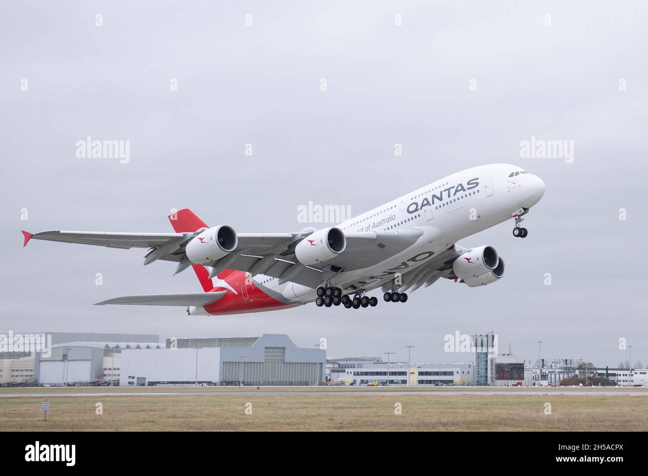 Dresden, Germany. 08th Nov, 2021. A Qantas Airways Airbus A380 takes off from Dresden Airport. The aircraft will make the long-haul flight to Sydney following maintenance work at Elbe Flugzeugwerke (EFW). Credit: Sebastian Kahnert/dpa-Zentralbild/dpa/Alamy Live News Stock Photo