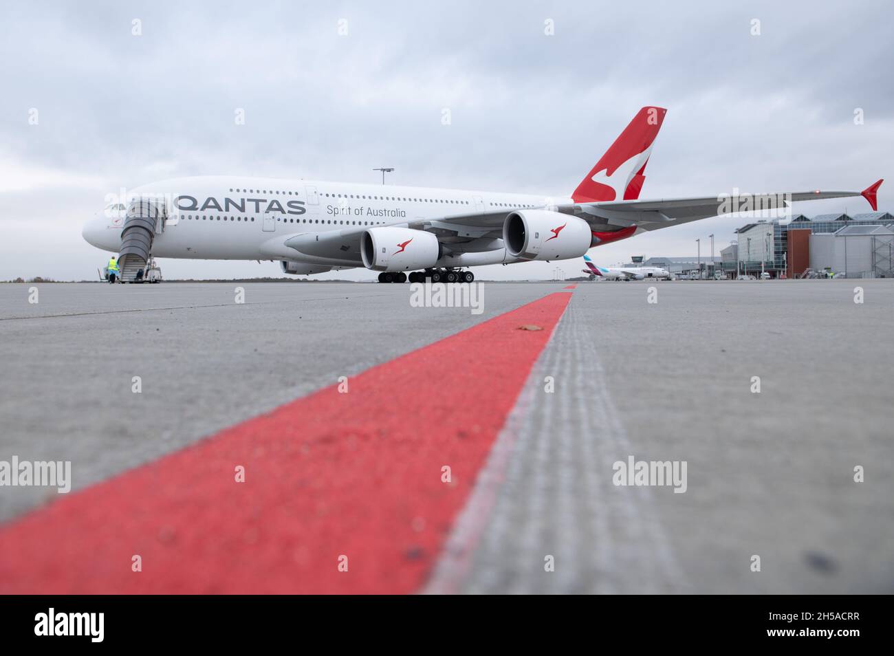 Dresden, Germany. 08th Nov, 2021. A Qantas Airways Airbus A380 is about to take off at Dresden Airport. The aircraft will make the long-haul flight to Sydney following maintenance work at Elbe Flugzeugwerke (EFW). Credit: Sebastian Kahnert/dpa-Zentralbild/dpa/Alamy Live News Stock Photo