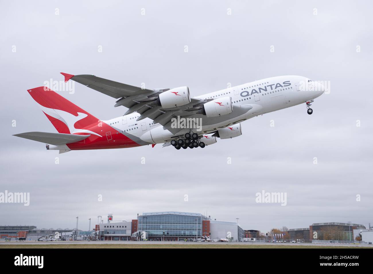 Dresden, Germany. 08th Nov, 2021. A Qantas Airways Airbus A380 takes off from Dresden Airport. The aircraft will make the long-haul flight to Sydney following maintenance work at Elbe Flugzeugwerke (EFW). Credit: Sebastian Kahnert/dpa-Zentralbild/dpa/Alamy Live News Stock Photo