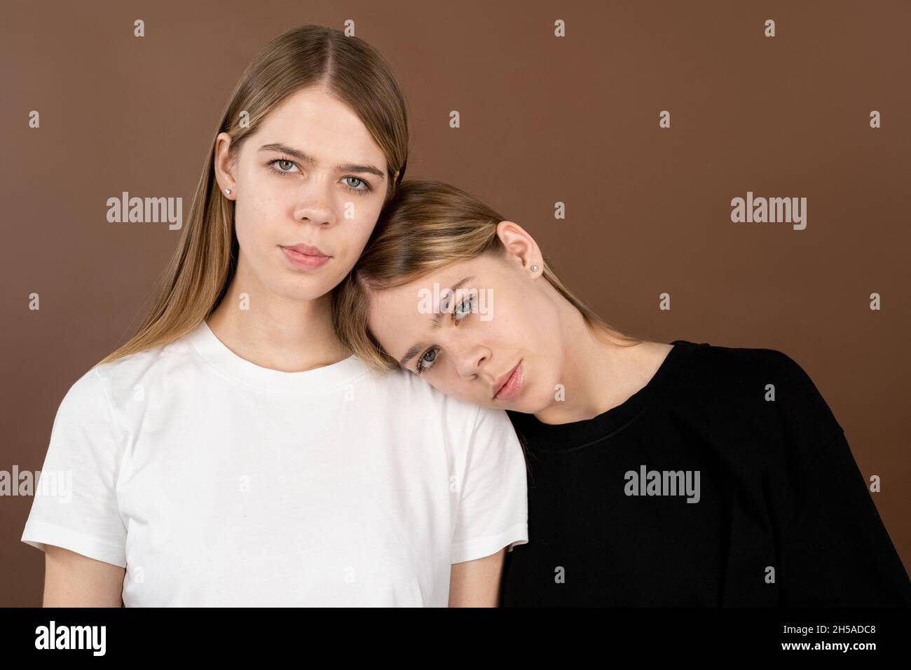 Blond Twin Girls Hi Res Stock Photography And Images Alamy