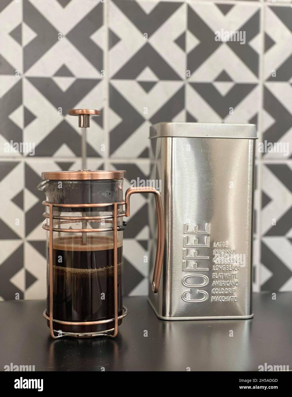https://c8.alamy.com/comp/2H5ADGD/french-press-with-fresh-coffee-on-a-modern-kitchen-countertop-2H5ADGD.jpg