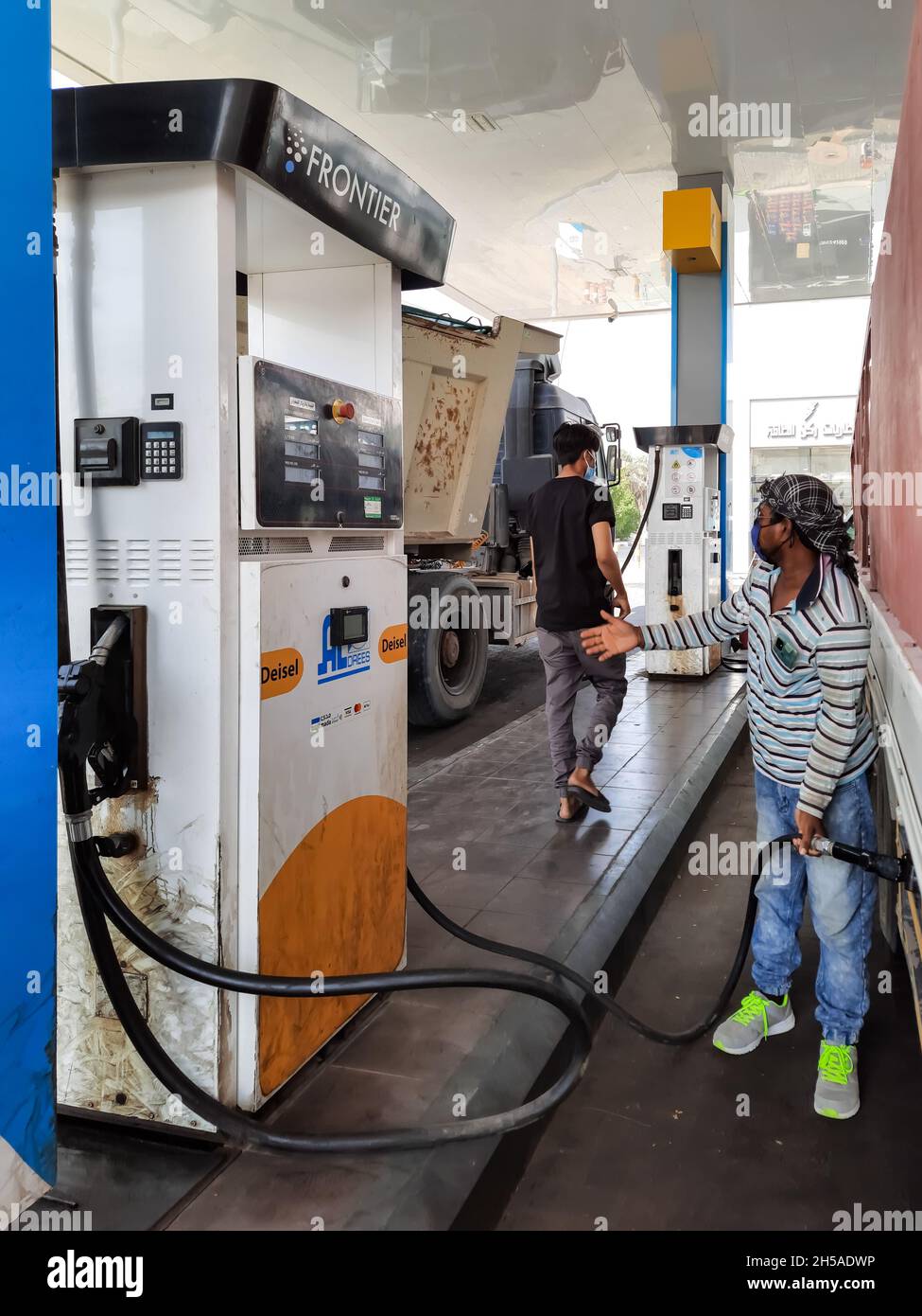 H, SAUDI ARABIA Sep 15, 2021 A man filling petrol at a petrol pump