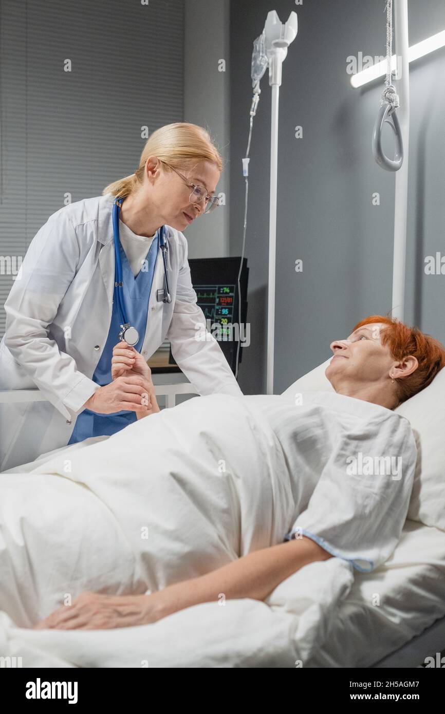 Doctor patient female hospital ward hi-res stock photography and images ...