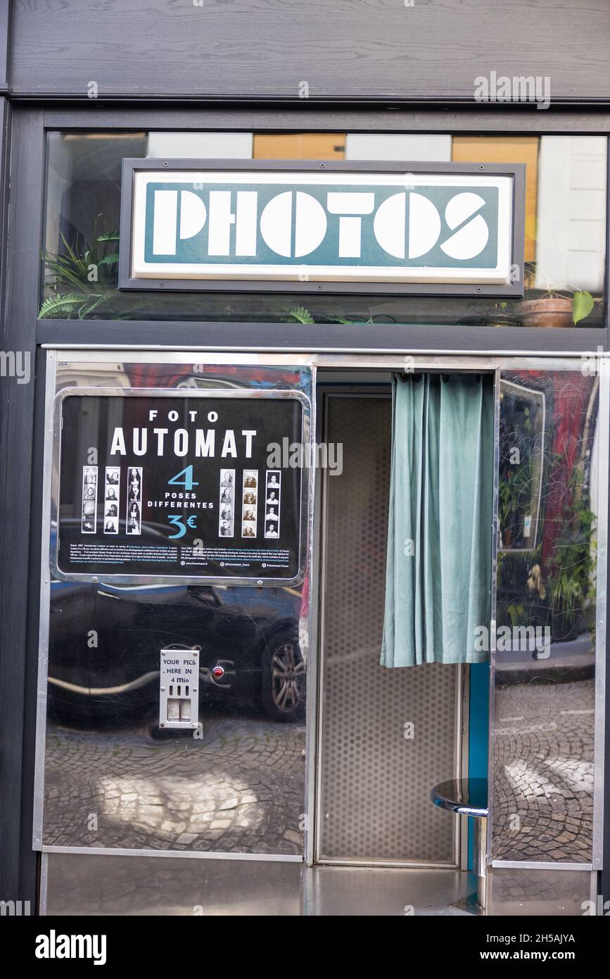 PARIS, FRANCE - Aug 22, 2021: A vertical shot of a photo booth in Paris Stock Photo