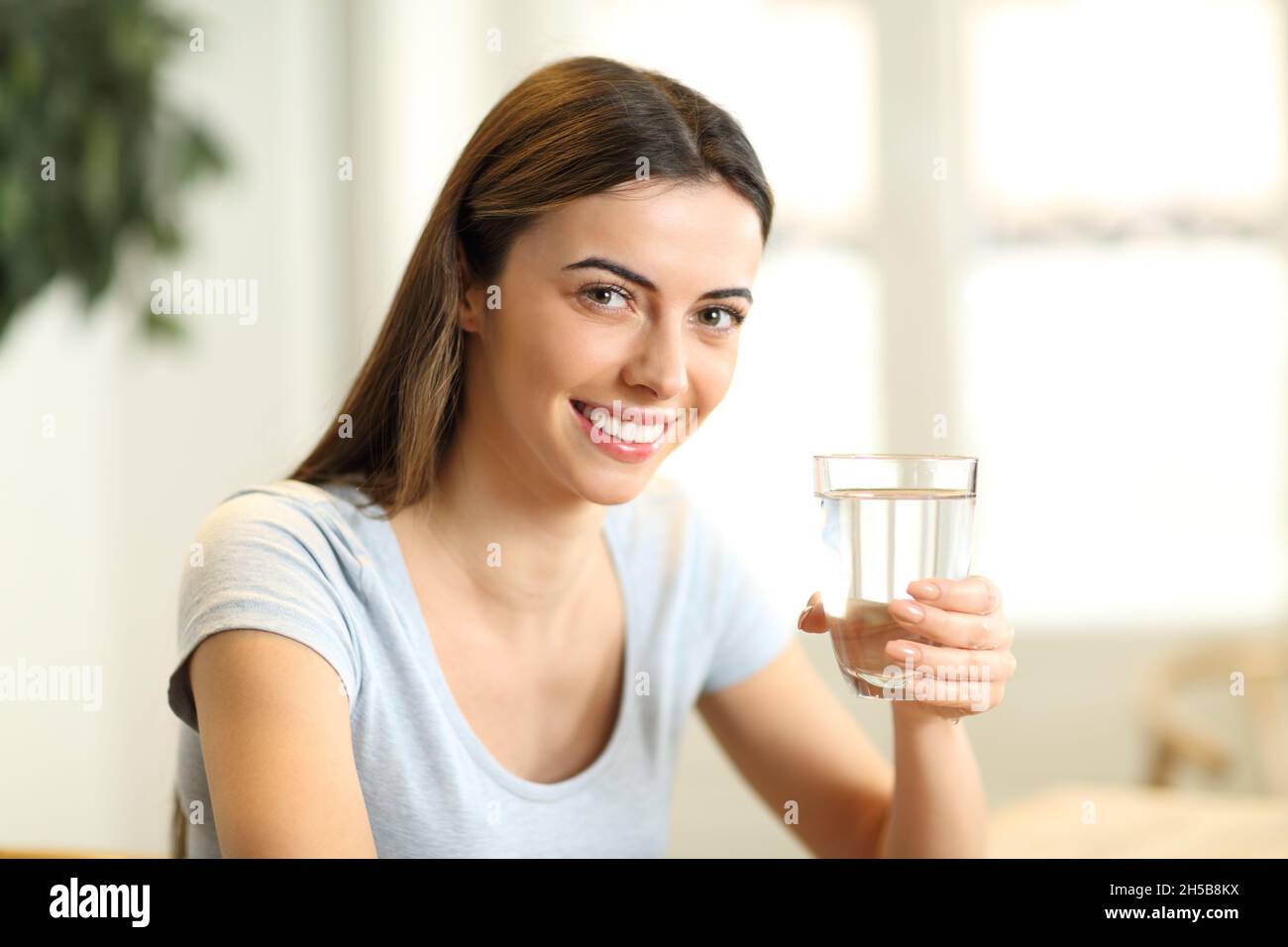 Woman tap water glass hires stock photography and images Alamy