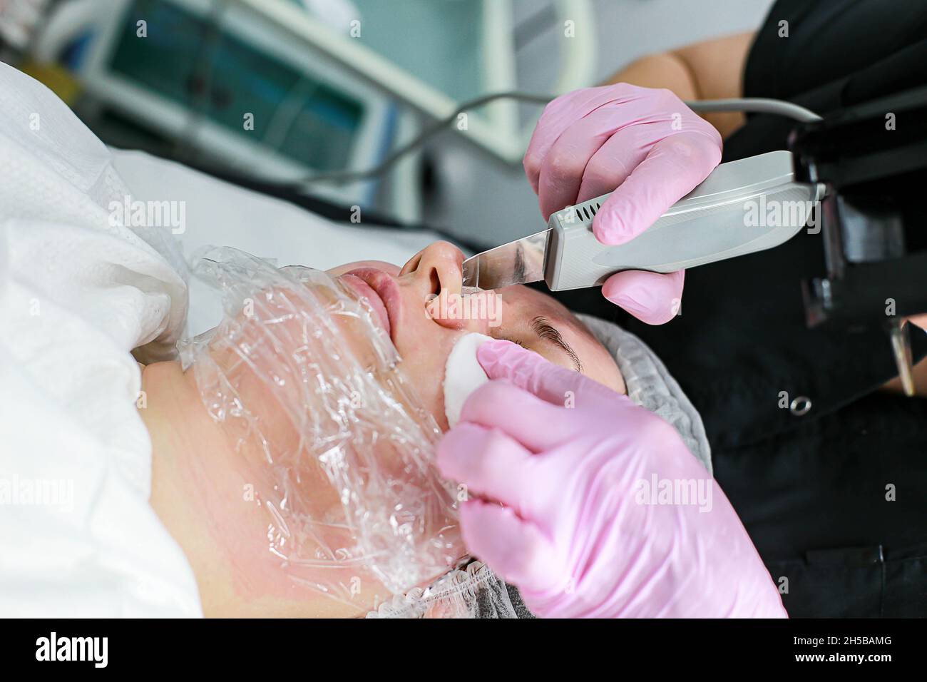 Cosmetologist girl does ultrasonic cleaning of the face Stock Photo - Alamy