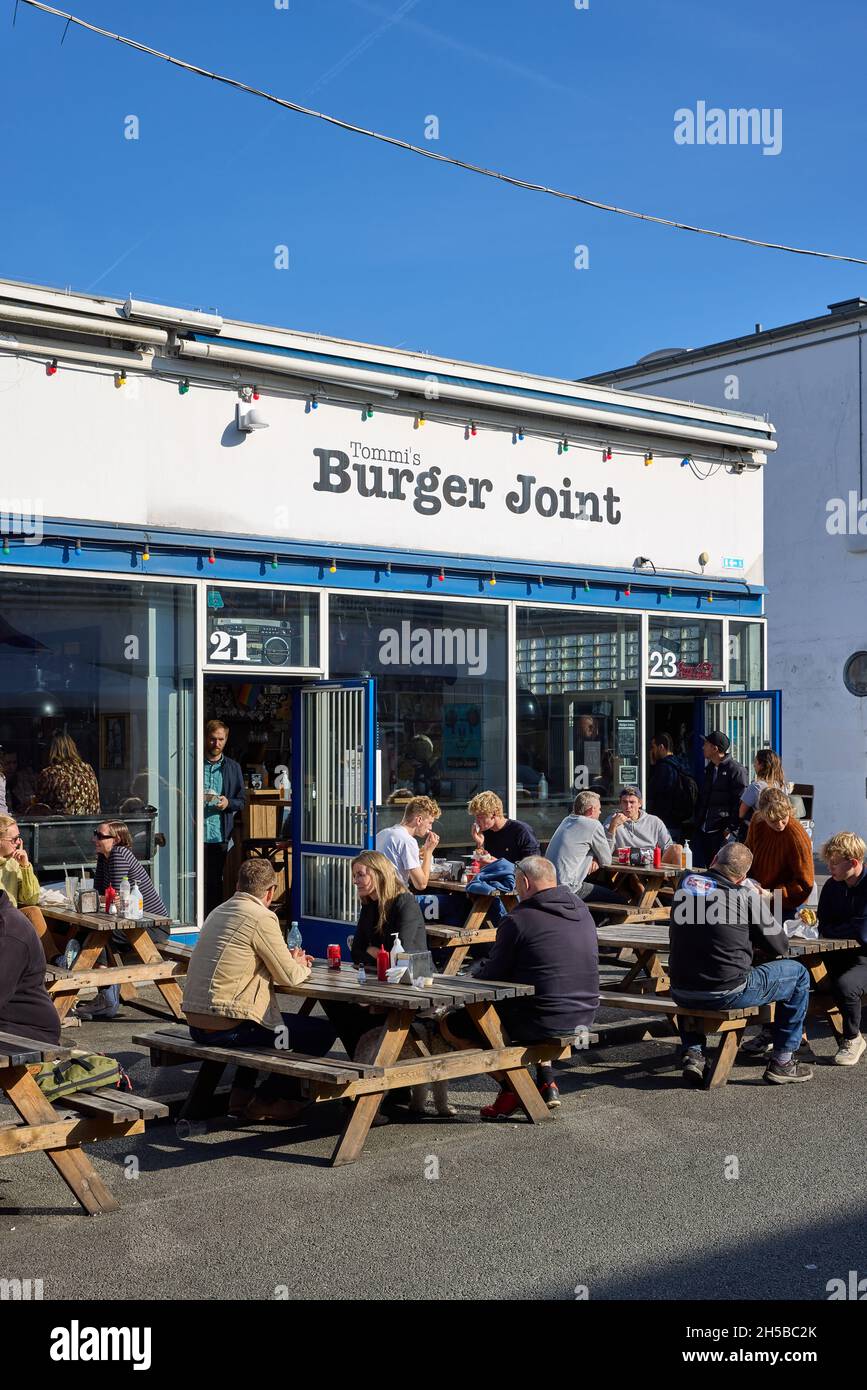 væske betyder Der er behov for People sitting outside Tommi's Burger Joint, Kødbyen, Copenhagens  meatpacking district; Copenhagen, Denmark Stock Photo - Alamy