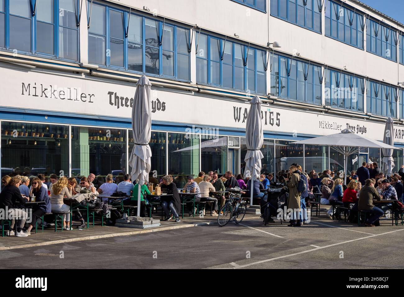 People sitting outside cafes and restaurants in Kødbyen, Copenhagens  meatpacking district; Copenhagen, Denmark Stock Photo - Alamy