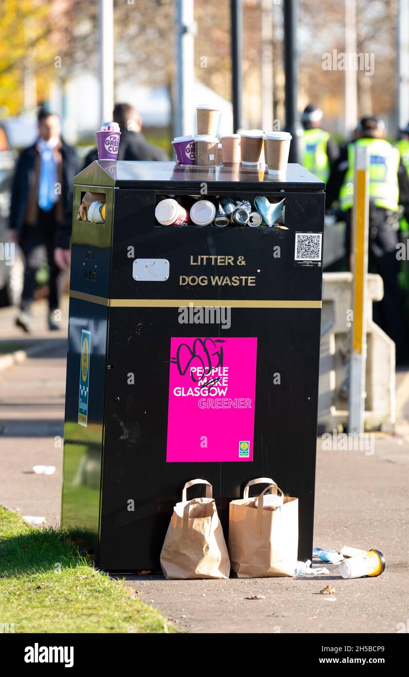 Overflowing litter bin outside COP26 venue during Glasgow refuse workers strike during UN Climate Change Conference, Glasgow, Scotland, UK Stock Photo