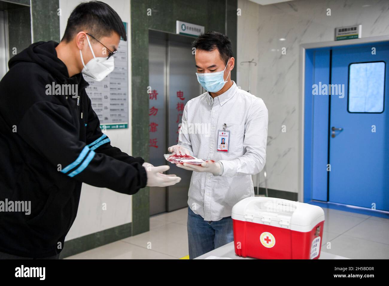 (211108) -- NANNING, Nov. 8, 2021 (Xinhua) -- Staff members deliver hematopoietic stem cells collected from doctor Li at the First Affiliated Hospital of Guangxi Medical University in Nanning, south China's Guangxi Zhuang Autonomous Region in November of 2021. Li, a doctor of the hematology department of the First Affiliated Hospital of Guangxi Medical University, registered with China Marrow Donor Program (CMDP) as potential hematopoietic stem cells (HSC) donors in November of 2011. As a doctor providing hematopoietic stem cell treatments for patients, he successfully matches a patient as Stock Photo