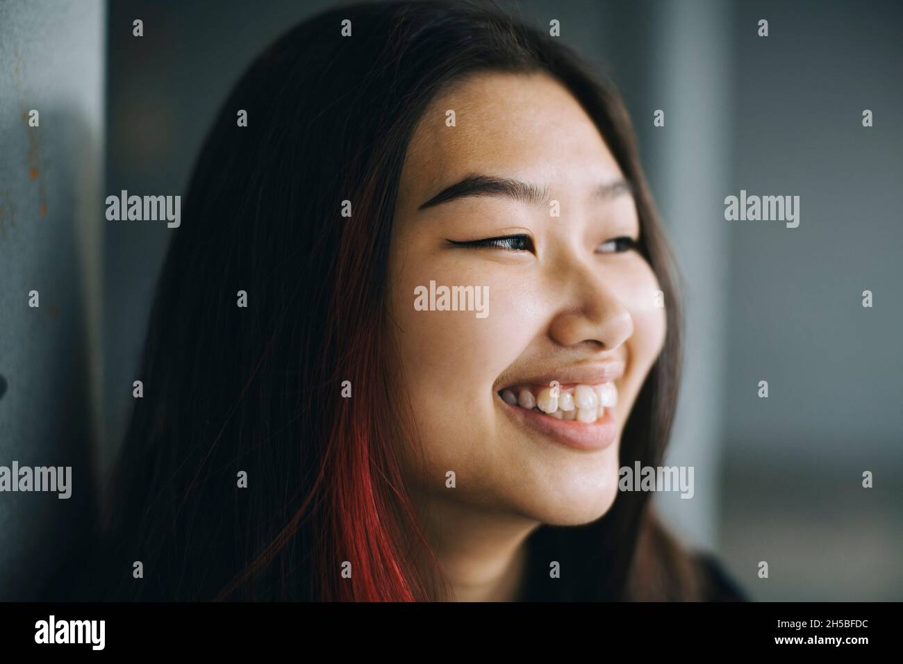 Smiling female teenager hi-res stock photography and images - Alamy