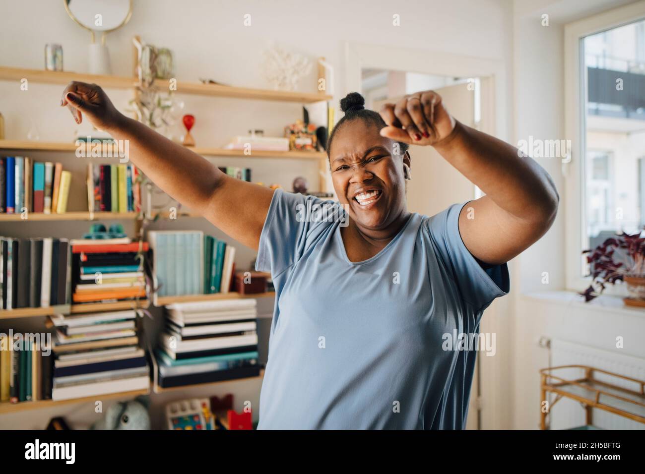African woman music living room hi-res stock photography and images - Alamy