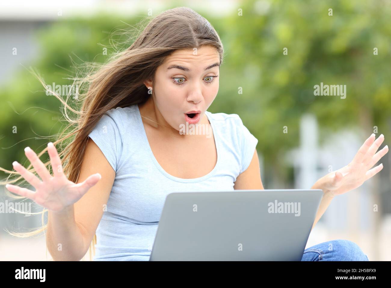 Teenager girl computer shocked hi-res stock photography and images - Alamy
