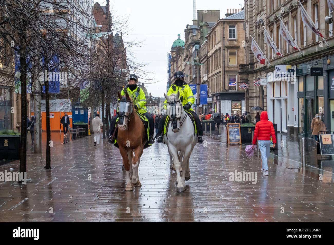 Glasgow, Scotland, UK. 8th November  2021: Mounted police on horses patrol Buchanan Street on day nine of the UN climate change conference COP26. Credit: Skully/Alamy Live News Stock Photo