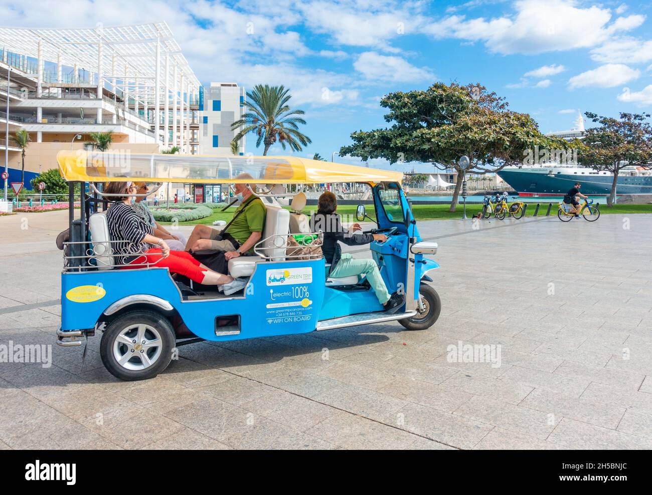 Gran Canaria, Canary Islands, Spain. 8th November, 2021. British cruise  ship passengers travelling on the Queen Elizabeth crusie ship ( in  backgrounnd ), take a guided city tour in a Tuk Tuk