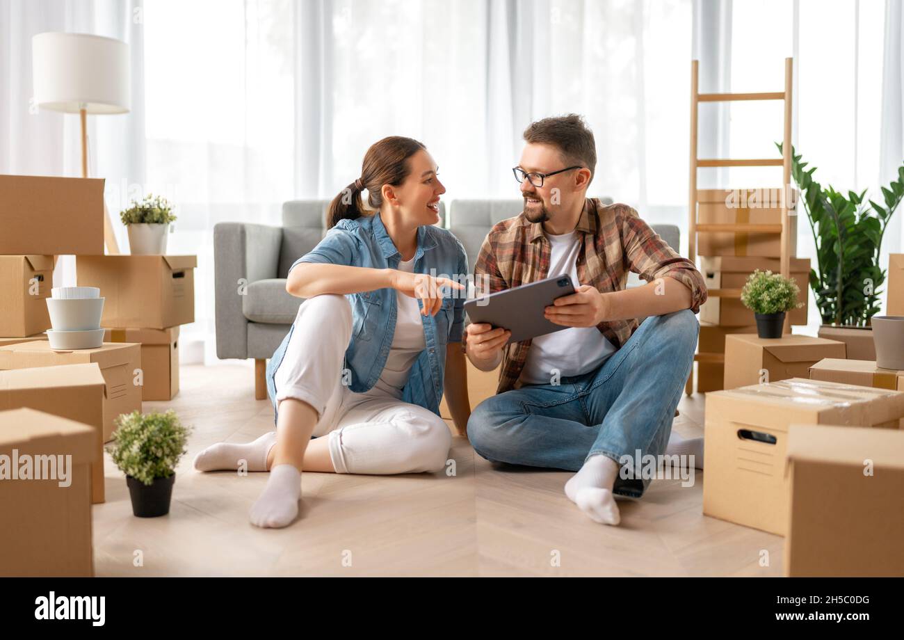 Happy young married couple are moving to new apartment Stock Photo - Alamy