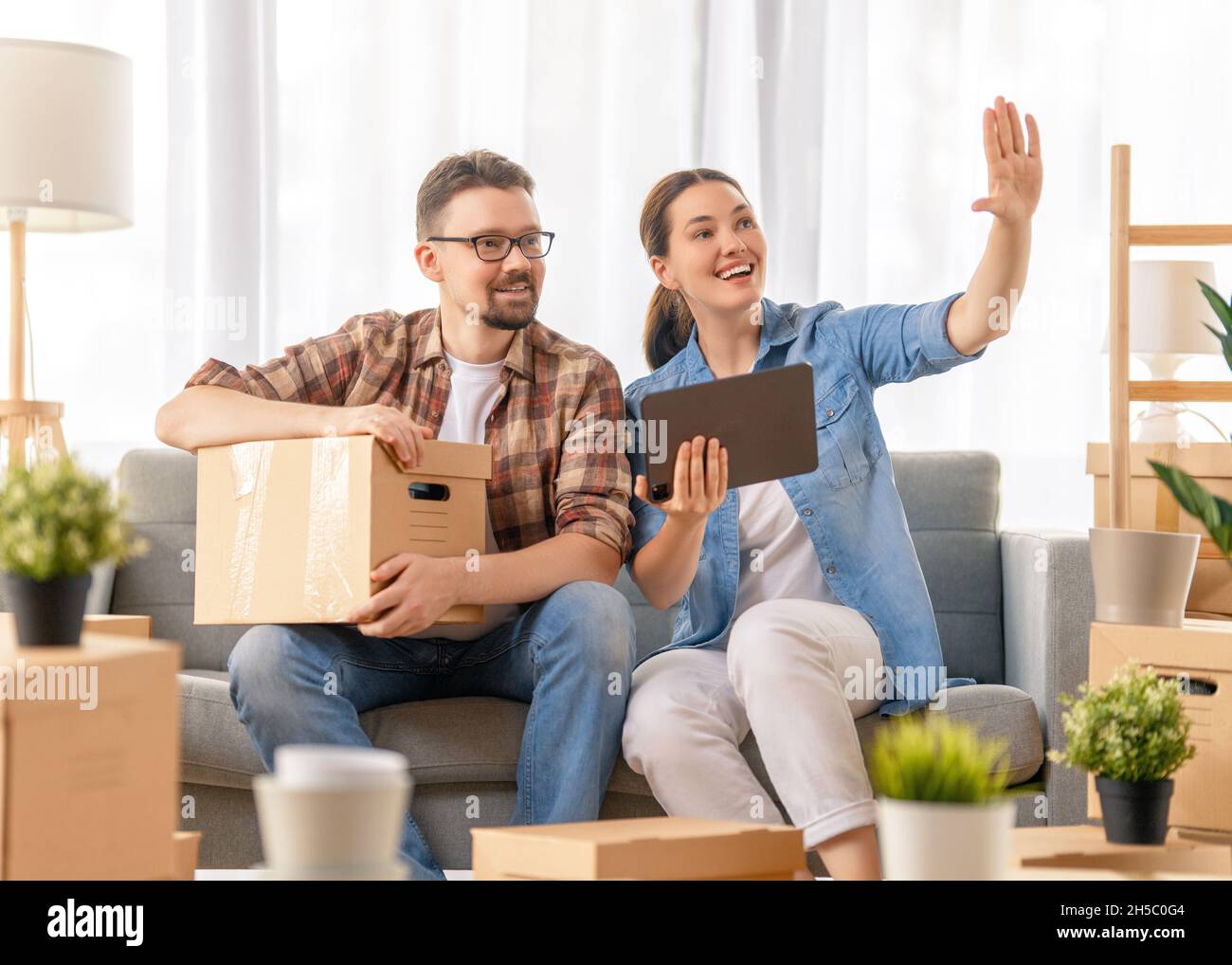 Happy young married couple are moving to new apartment Stock Photo - Alamy