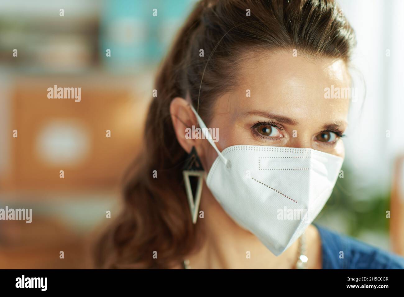 modern small business owner woman with ffp2 mask in the office. Stock Photo
