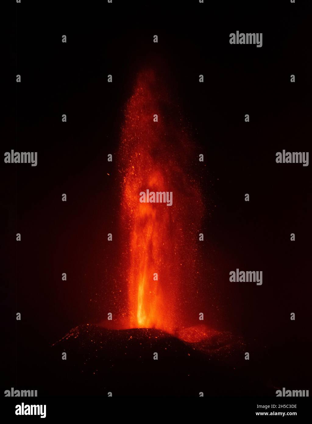 Eruption of the Cumbre Vieja volcano in La Palma Stock Photo