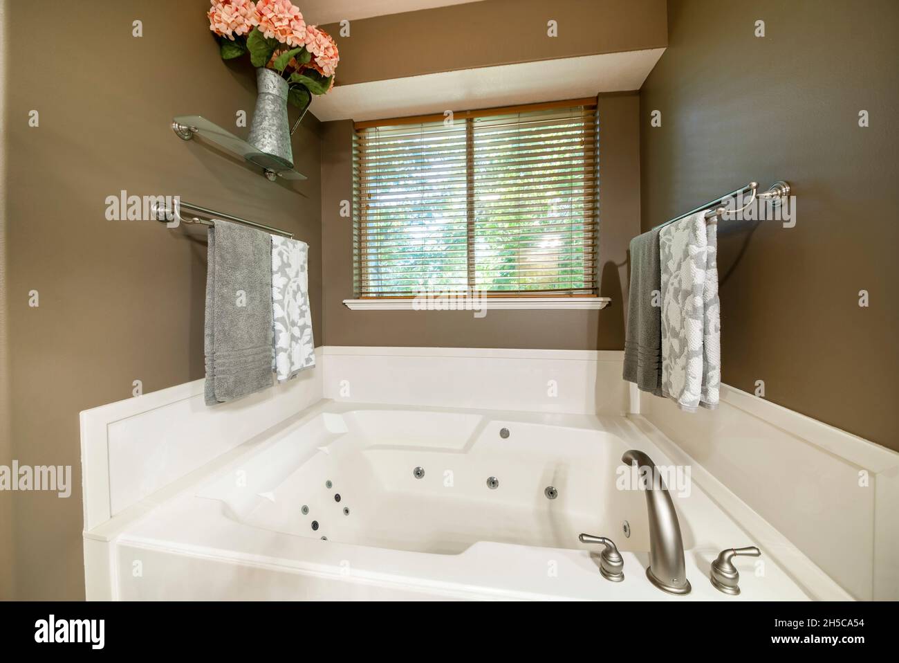 Alcove bathtub hires stock photography and images Alamy