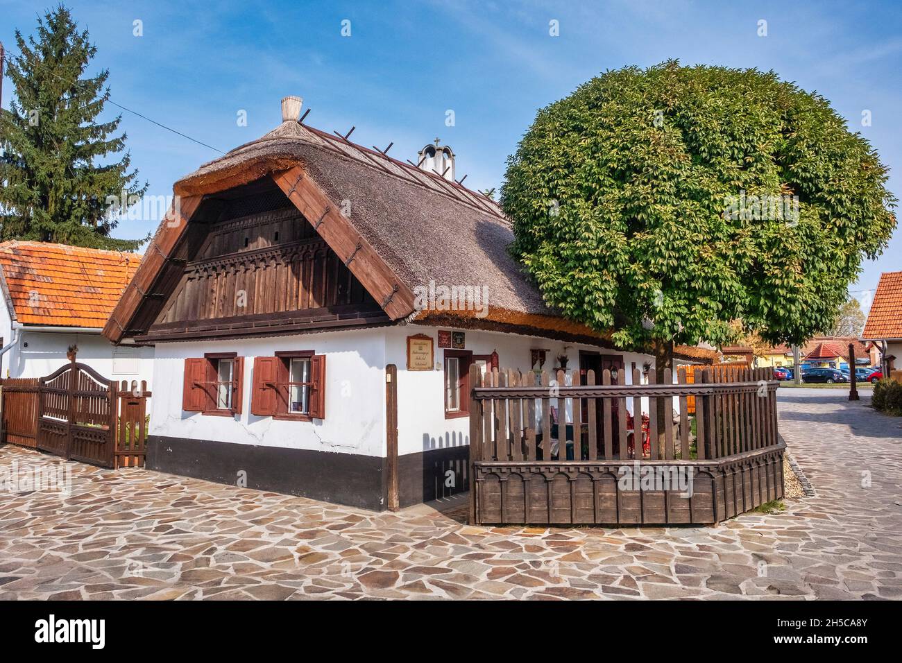 Idyllic thatched whitewashed  cottage Mezőkövesd, Hungary Stock Photo