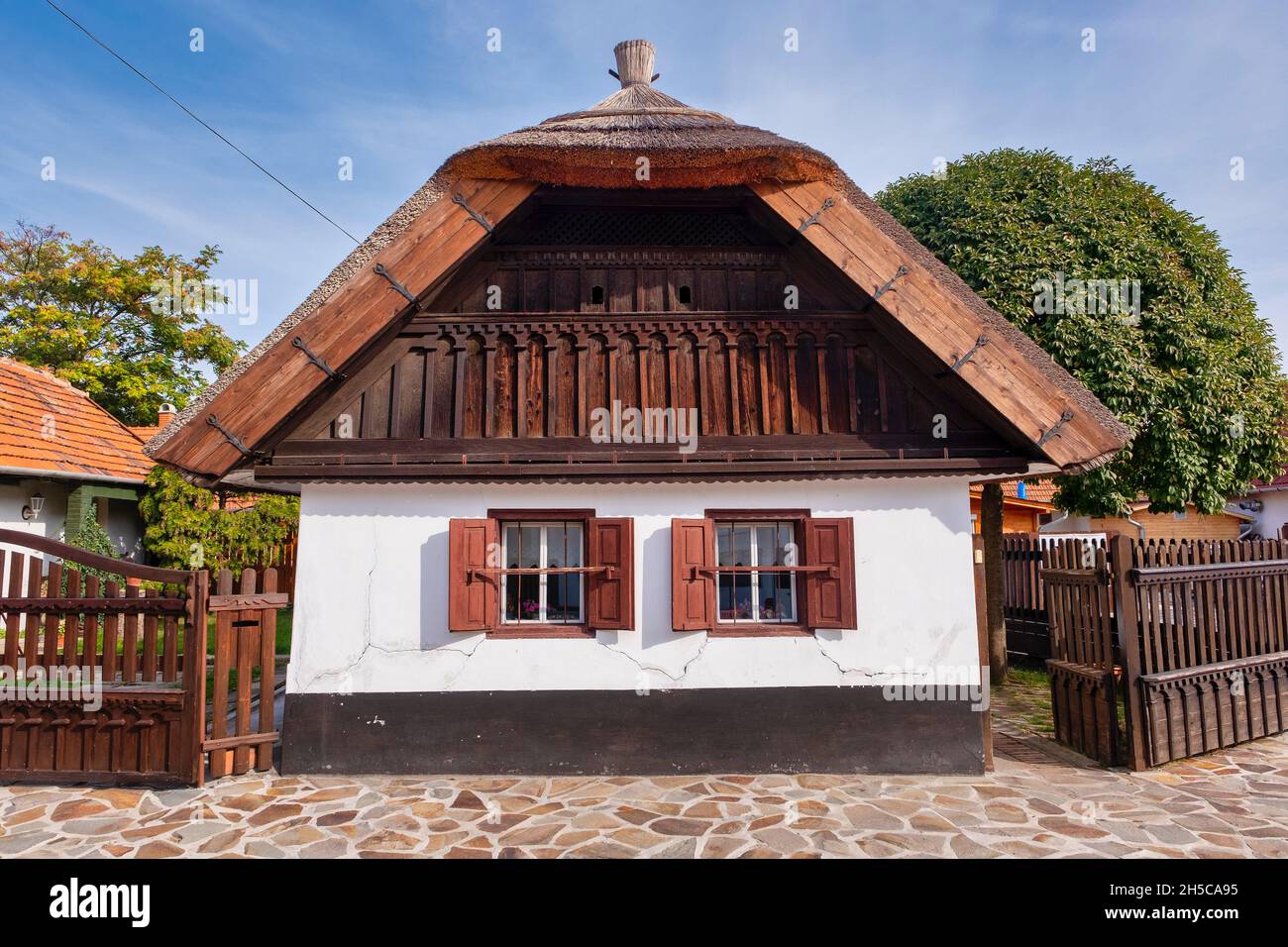 Idyllic thatched whitewashed  cottage, Mezőkövesd, Hungary Stock Photo