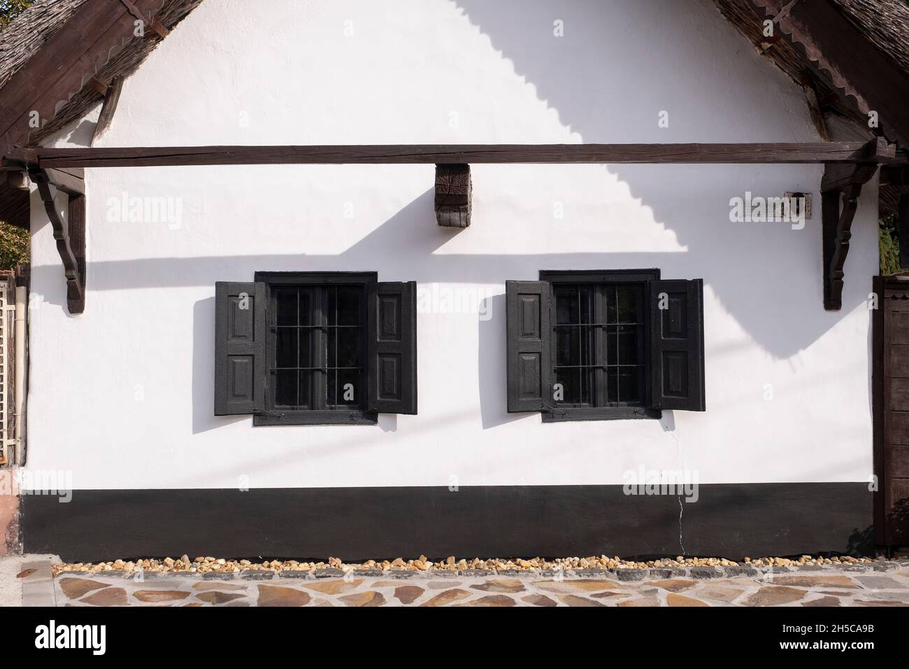 Idyllic thatched whitewashed  cottage, Mezőkövesd, Hungary Stock Photo