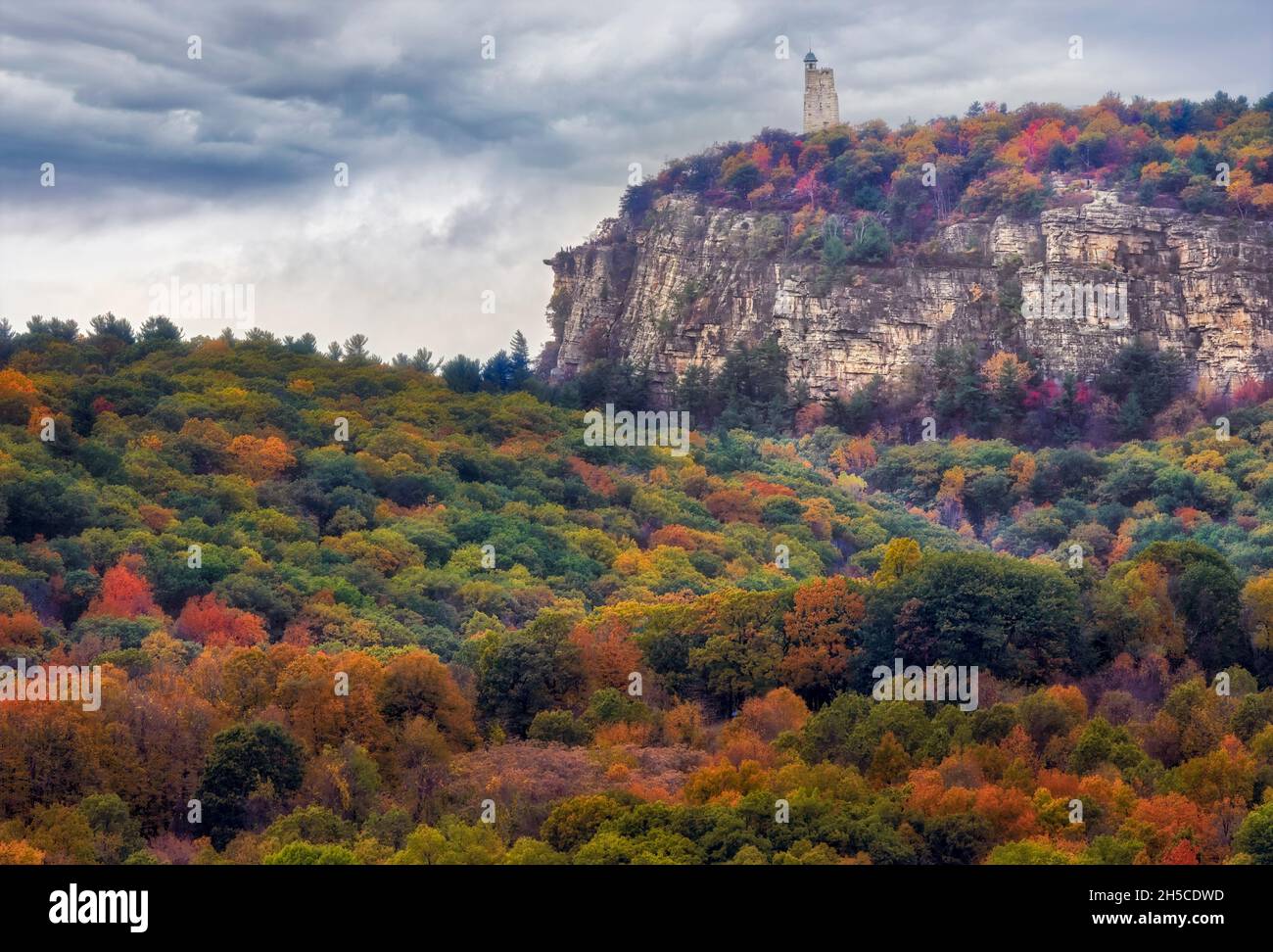 Mohonk House Shawangunk Mountains - A view from the east during the fall foliage splendor colors to NY Paltz Point Shawangunk Mountains with Mohonk Ho Stock Photo