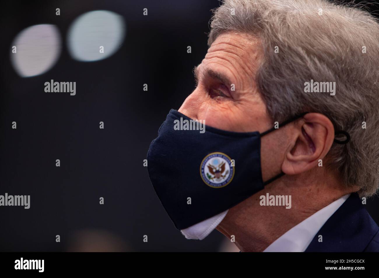 Glasgow, Scotland, UK. USA Special Envoy John Kerry listens as Barack Obama, former President of the United States of America, speaks at the 26th United Nations Climate Change Conference, known as COP26, in Glasgow, Scotland, UK, on 8 November 2021. Photo:Jeremy Sutton-Hibbert/Alamy Live News. Stock Photo