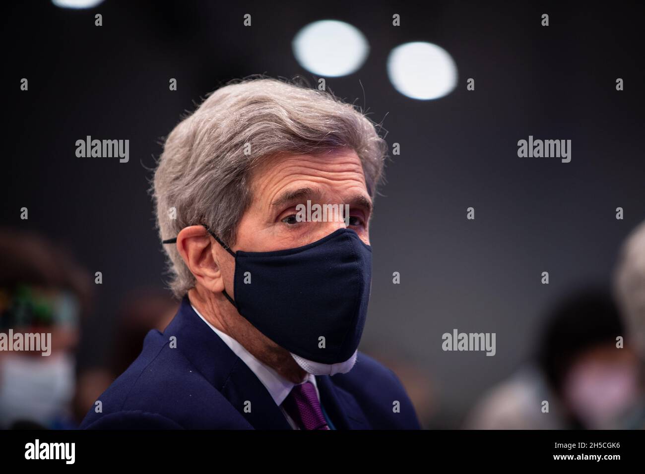 Glasgow, Scotland, UK. USA Special Envoy John Kerry listens as Barack Obama, former President of the United States of America, speaks at the 26th United Nations Climate Change Conference, known as COP26, in Glasgow, Scotland, UK, on 8 November 2021. Photo:Jeremy Sutton-Hibbert/Alamy Live News. Stock Photo