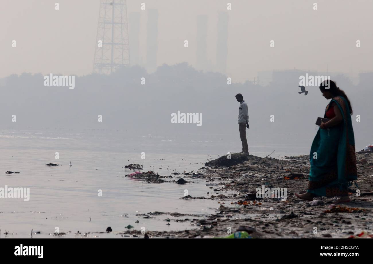 New Delhi, India. 08th Nov, 2021. Devotees visit the bank of holly river Yamuna to offer their prayers to god as part of the upcoming Hindu festival Chhat Puja on a smoggy morning in New Delhi. (Photo by Naveen Sharma/SOPA Images/Sipa USA) Credit: Sipa USA/Alamy Live News Stock Photo