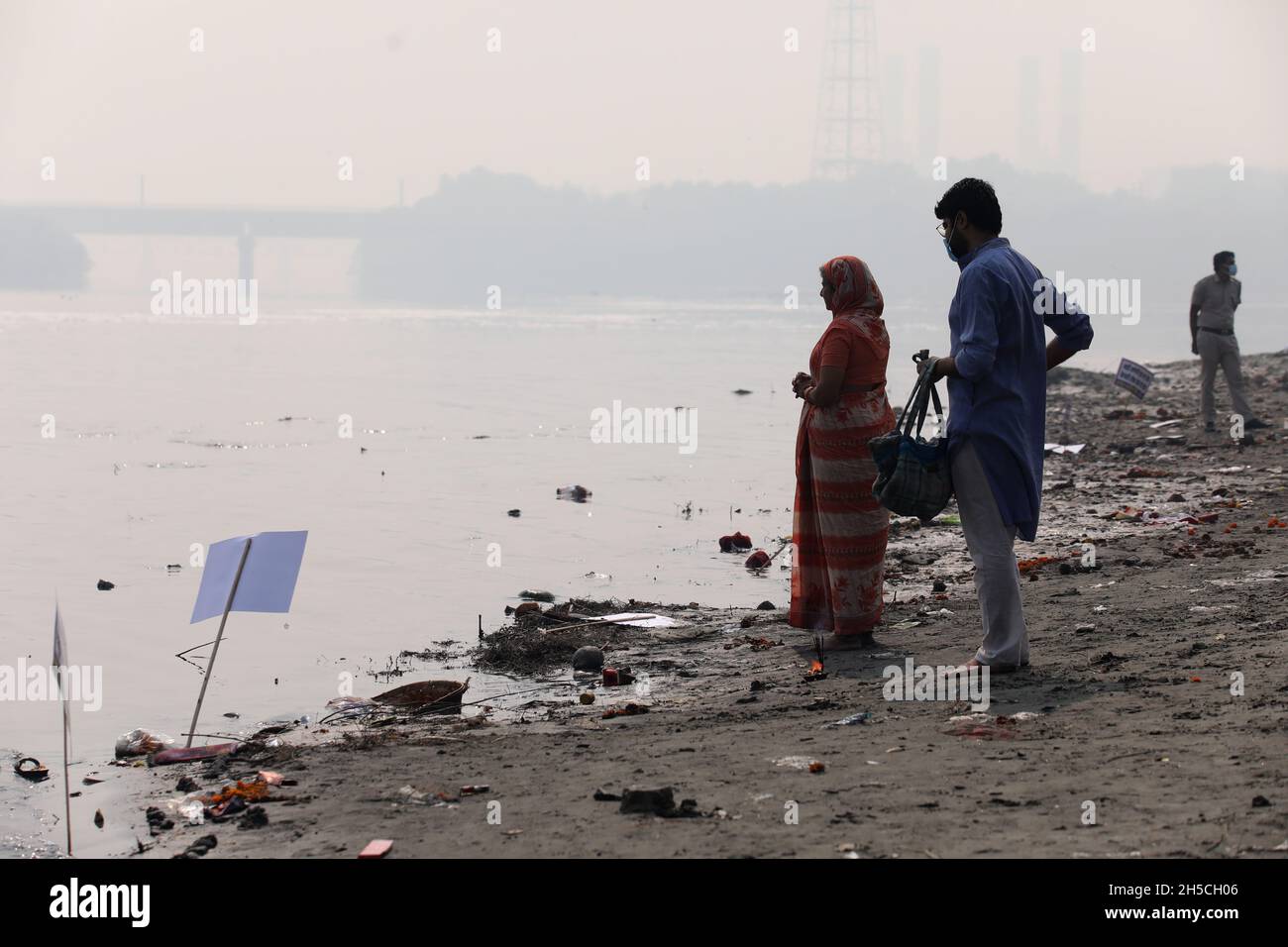 New Delhi, India. 08th Nov, 2021. Devotees visit the bank of holly river Yamuna to offer their prayers to god as part of the upcoming Hindu festival Chhat Puja on a smoggy morning in New Delhi. (Photo by Naveen Sharma/SOPA Images/Sipa USA) Credit: Sipa USA/Alamy Live News Stock Photo