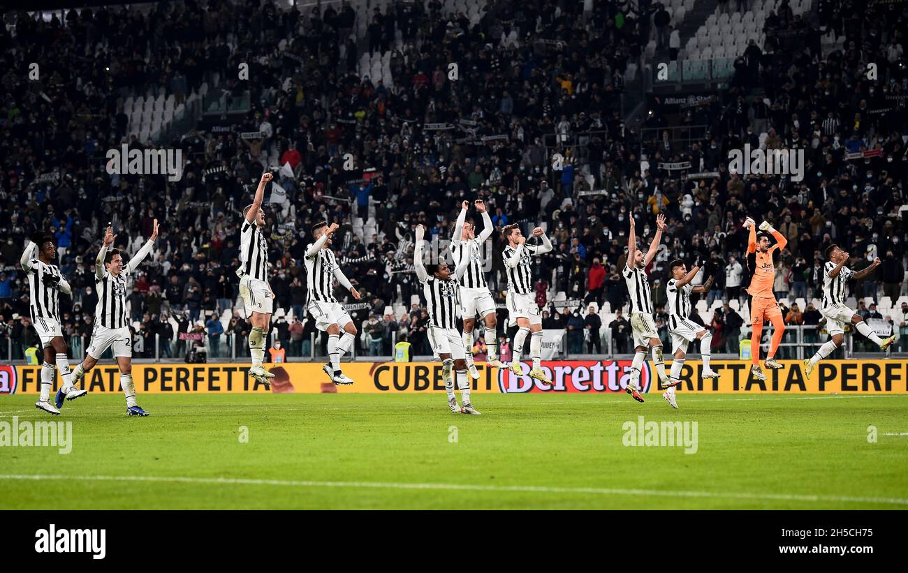 Turin, Italy. 06 November 2021. Players of Juventus FC clebrates the victory at the end of the Serie A football match between Juventus FC and ACF Fiorentina. Credit: Nicolò Campo/Alamy Live News Stock Photo