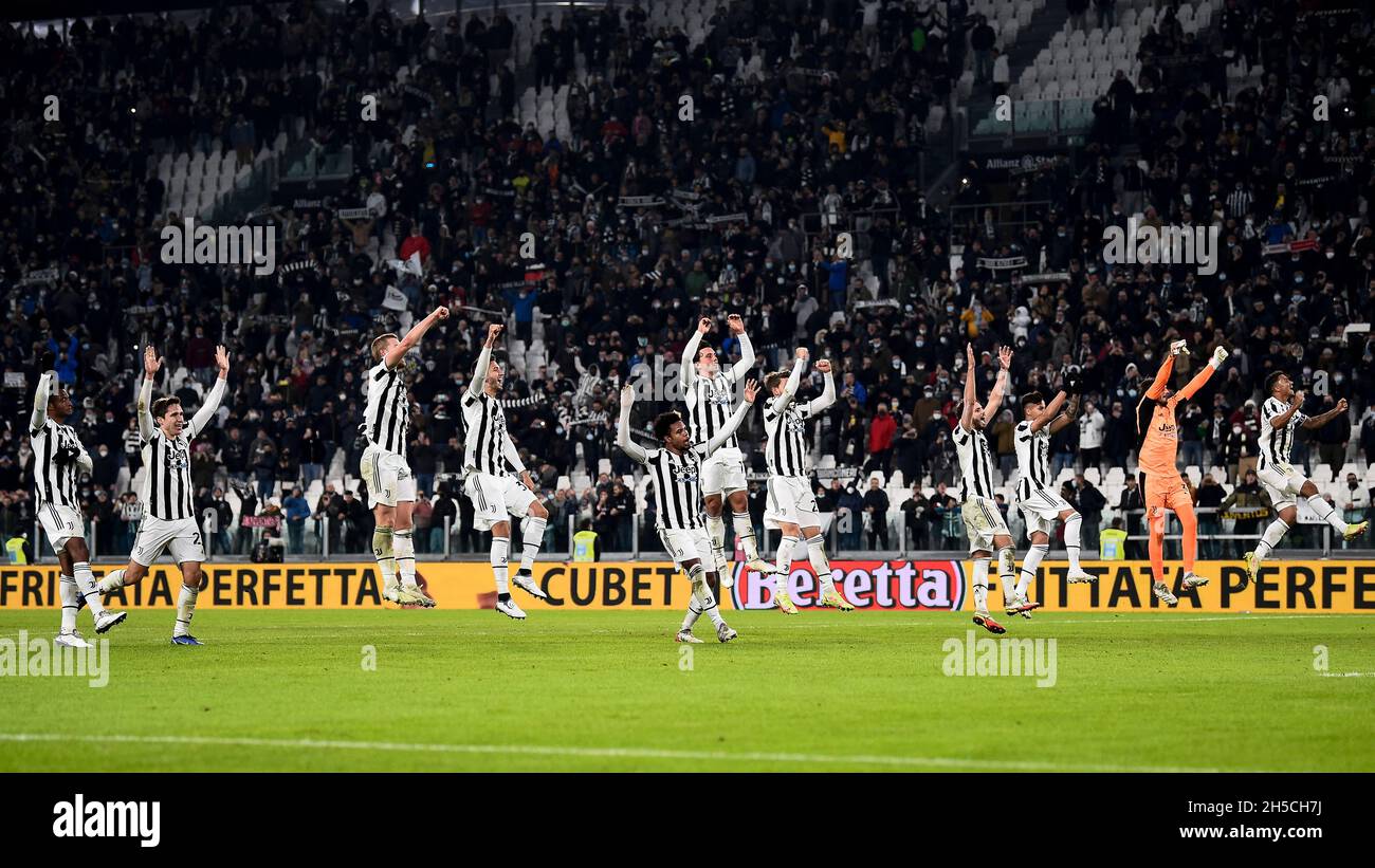 Turin, Italy. 06 November 2021. Players of Juventus FC clebrates the victory at the end of the Serie A football match between Juventus FC and ACF Fiorentina. Credit: Nicolò Campo/Alamy Live News Stock Photo