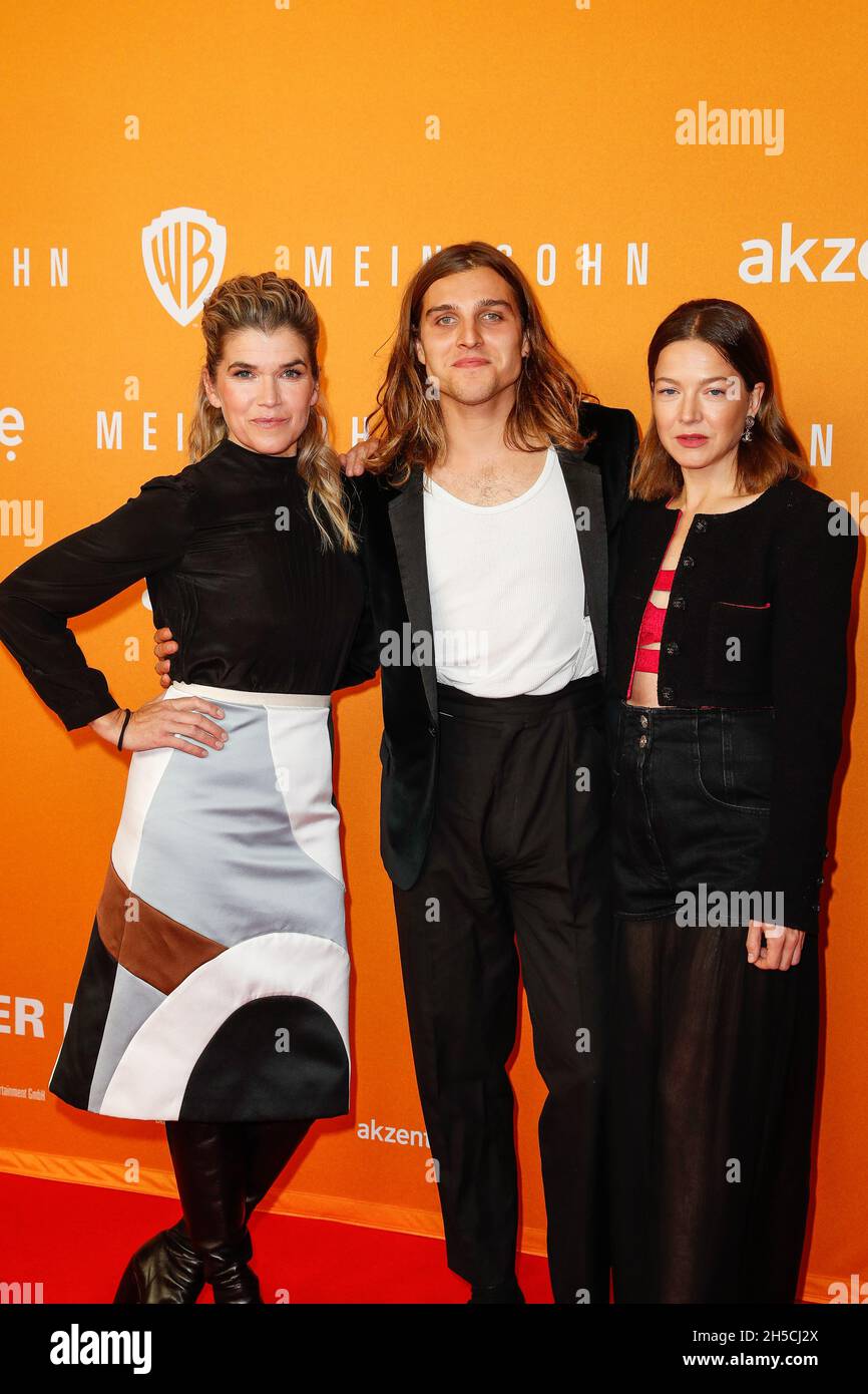 Berlin, Germany. 08th Nov, 2021. Anke Engelke (l-r), Jonas Dassler and  Hannah Herzsprung arrive at the premiere of the feature film "Mein Sohn"  (theatrical release November 18) at Kino International. Credit: Gerald