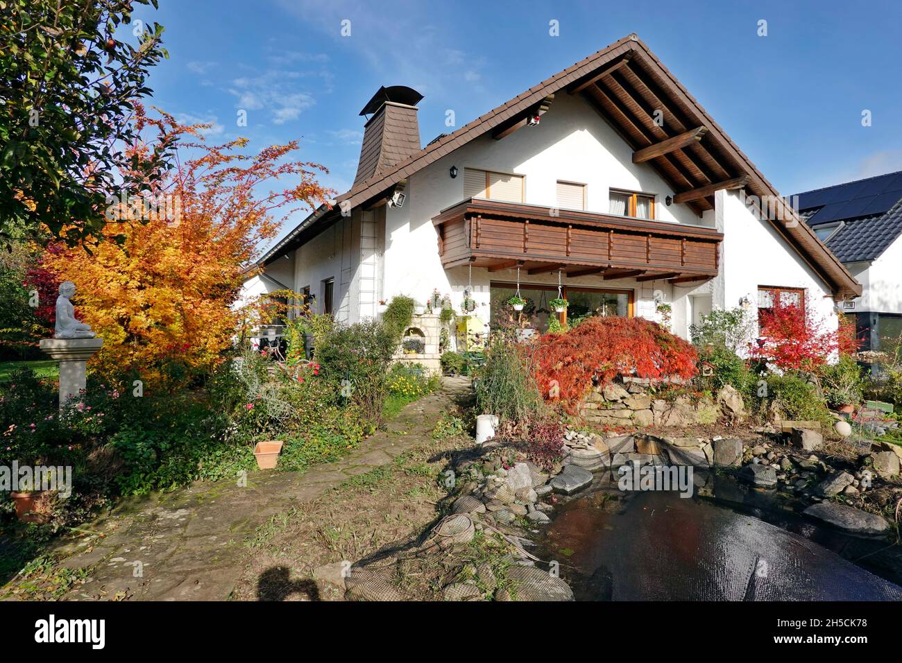 zum Schutz vor Herbstlaub über dem Gartenteich Stock Photo