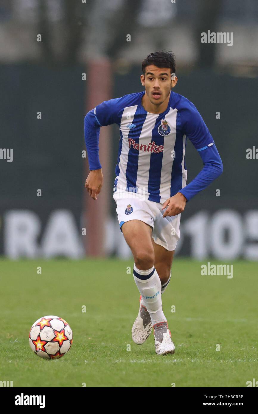 https://c8.alamy.com/comp/2H5CR5P/milan-italy-3rd-november-2021-gabriel-bras-of-fc-porto-during-the-uefa-youth-league-match-at-centro-sportivo-vismara-milan-picture-credit-should-read-jonathan-moscrop-sportimage-2H5CR5P.jpg