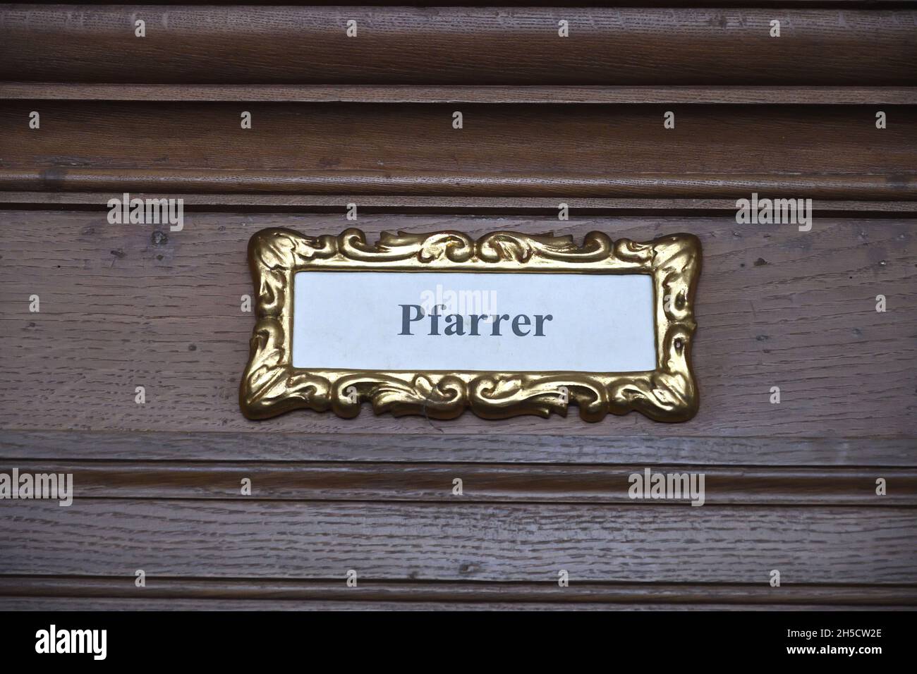 gold-framed sign with the inscription 'Pfarrer' (priest), Germany, North Rhine-Westphalia Stock Photo