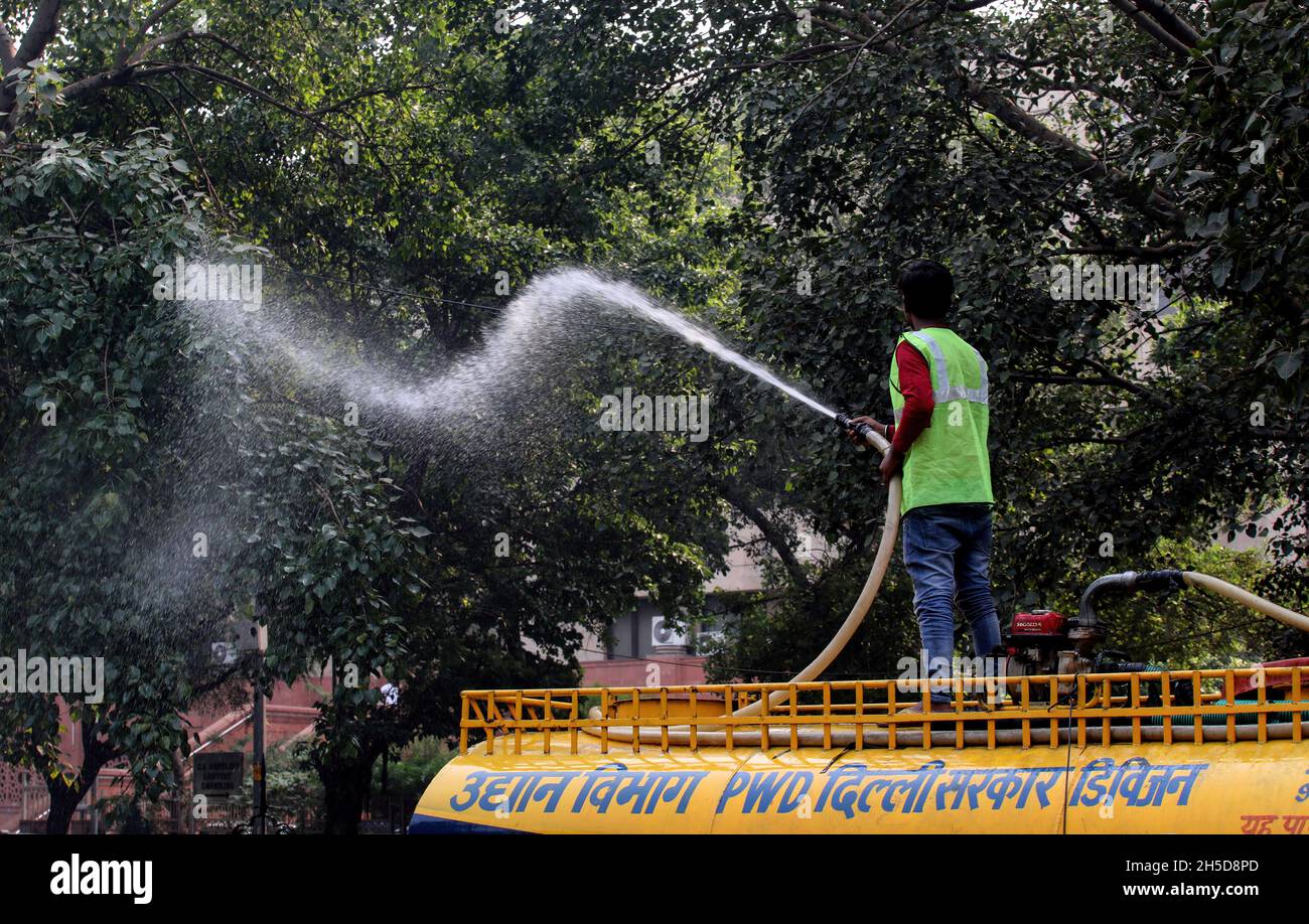 New Delhi, India. 08th Nov, 2021. A laborer sprays water to curb air pollution from the atmosphere outside the Supreme Court of Indian.In Delhi, Air quality was so poor in five years post Diwali celebration along with stubble burning in Uttar Pradesh, Punjab and Haryana. People who live in Delhi and neighboring areas find it difficult to breathe fresh air and minimize the risk of respiratory diseases. (Photo by Naveen Sharma/SOPA Images/Sipa USA) Credit: Sipa USA/Alamy Live News Stock Photo