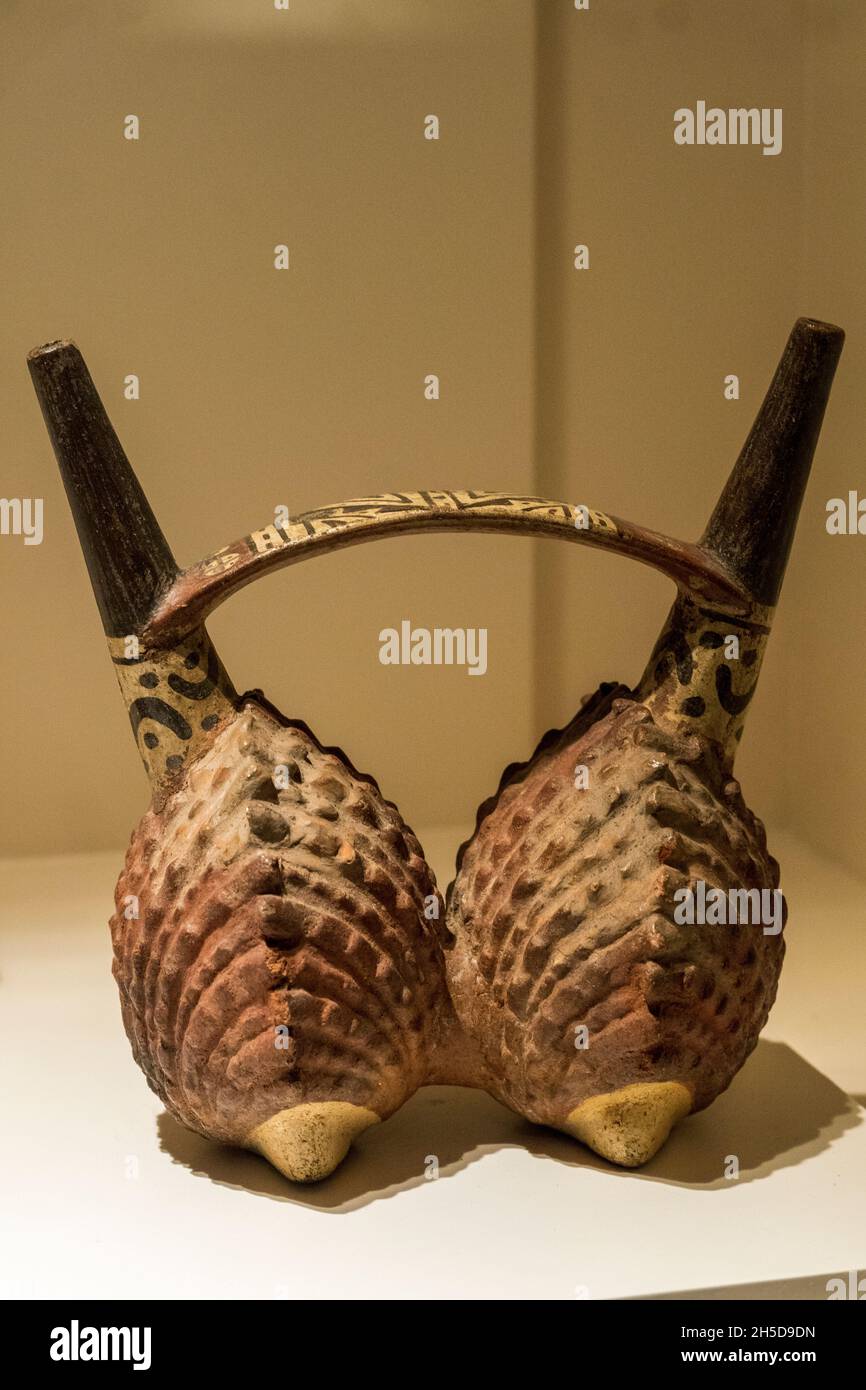 Ceramic vessel,Spondilus, Moche culture 100 AC-800 AC Perú Stock Photo
