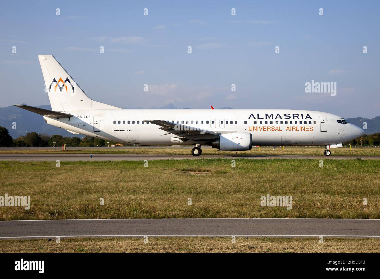 An Almasria Universal Airlines Boeing 737-400 ready to carry some holidaymakers from Milan Bergamo airport to Sharm El-Sheikh Stock Photo